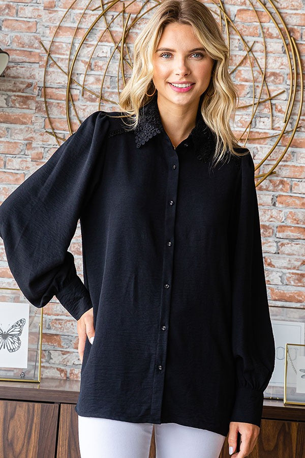 Blouse noire à col brodé