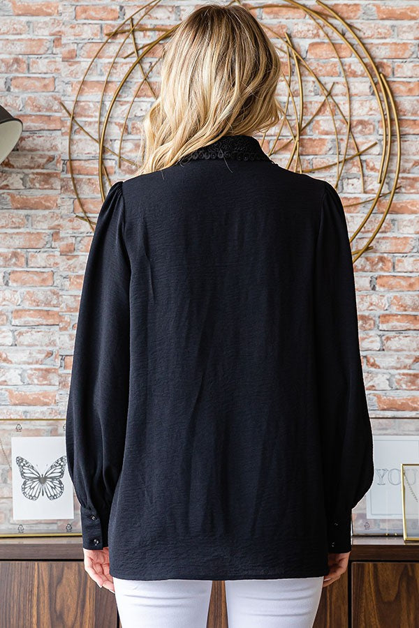 Blouse noire à col brodé