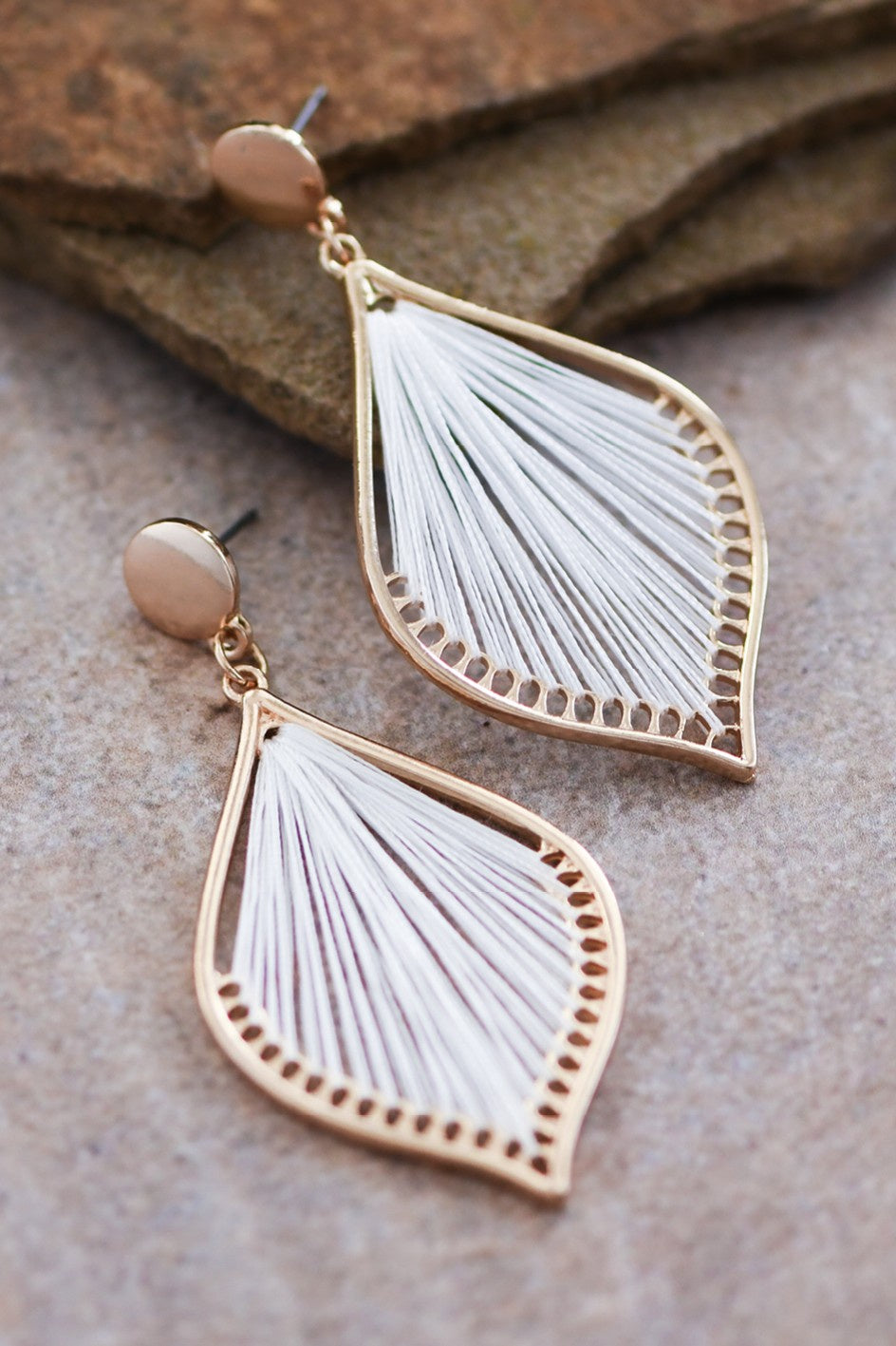 Boucles d’oreilles en fil blanc